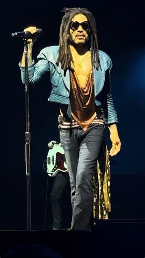 👕💫 Lenny Kravitz at 60 Still Makes Women Lean Forward Without Realizing #LennyKravitz