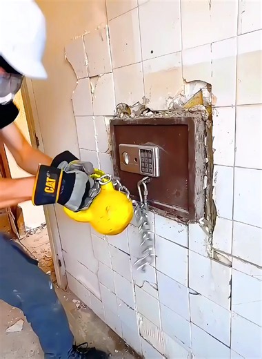 Opening a 10-Year-Old Abandoned Safe! 🔒 You Won’t Believe What’s Inside! #Mystery #ViralVideo #Adventure #Discovery #AmazingFind