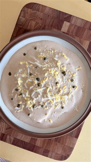 Vitel toné, el infaltable en las fiestas 🎄 Junto a @morixeoficial les dejamos esta receta para que se lo hagan para la mesa navideña 🎄 Ingredientes: Peceto 1 Granos de pimienta 1 cda Sal gruesa 1 cda Cebollas 2 Verduritas (apio, perejil) Zanahorias 2 Puerros 3 Salsa: Atún en conserva 300 gr use el de @morixeoficial Anchoas en salmuera 2 Filetes Caldo de la cocción del peceto c/n Pimiento rojo asado y pelado 1 Alcaparras 1 cda Mayonesa 150 gr Crema de leche 300 ml Para decorar: Huevo duro ralla