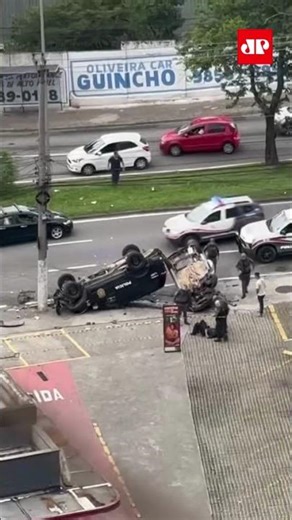 Colisão entre viatura da Polícia Civil e carro termina com morte e prisões em SP #shorts