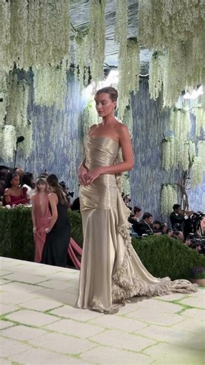 #MargotRobbie stuns in a timeless silhouette at the #MetGala.