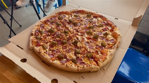 Man attempts nearly impossible 24-inch pizza challenge with Katina
