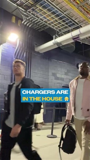 chargers arrive for playoff game vs patriots 😤