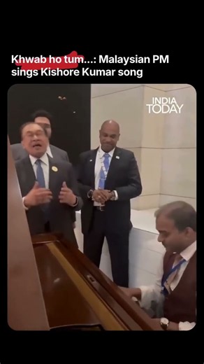 Malaysian PM Sings Kishore Kumar Classic ‘Khwab Ho Tum Ya Koi Haqeeqat’ #Shorts
