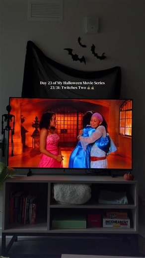 Day 23 you already know i had to watch twitches twoooo 🧙🏼‍♀️🧙🏼‍♀️ #twitches #twitchestwo #halloween #halloweenmovie