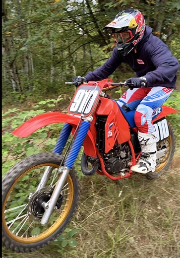 What is Honda’s most iconic CR125? In 1987 they had things figured out with this engine, disc brakes, and good looks 😍 @Red Bull Motorsports @Red Bull @Red Bull USA @MotoSport.com @All Balls Racing #CR125 #CR125R #2stroke