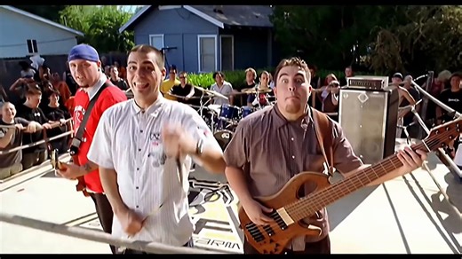 En réecoutant les musiques de Michael Jackson je suis retombé sur la cover rock de Smooth Criminal de Alien Ant Farm et quel son ! Dire que Michael Jackson l'a approuvé c'est tellement cool de sa part !