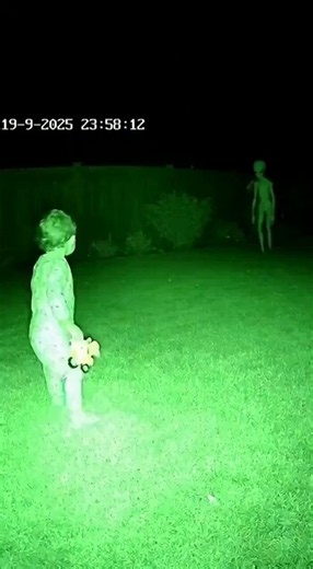 On the night of September 19, 2025, a home security camera in the United States captured a child in pajamas encountering an alien in the backyard. This is real footage.This alien seems to like children and is playing with them to make them happy.