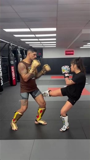 🇧🇷🇲🇽 ALEX PEREIRA TEACHES TRACY CORTEZ HIS FAMOUS LEG KICK