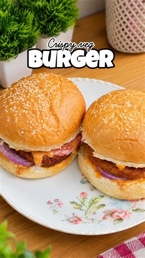 Homemade Veg Burger 🍔 | Crispy Burger Recipe at Home #Shorts