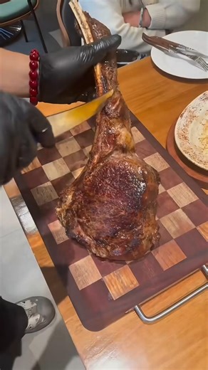 Massive Tomahawk Steak – Ultimate Juicy & Crispy Crust Cut