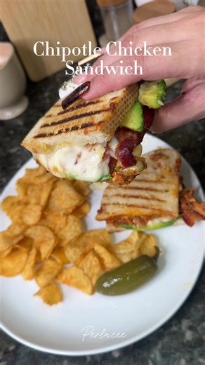 Chipotle Chicken Sandwich😋 This sandwich was amazing!🩷 #foodie#chickensandwhich#dinnerideas#sandwich#easyrecipe