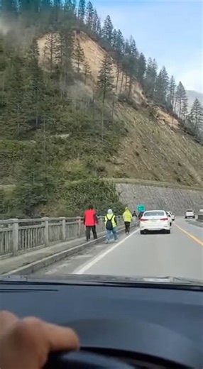 Massive Rockfall Buries Highway, Cars Escape Cascade Mountains, Washington — May 14, 2025 A terrifying scene unfolded along a mountain pass in the Cascade Mountains Wednesday morning as a massive section of a hillside collapsed without warning. The sudden rockfall sent tons of debris, trees, and dust cascading down onto the roadway, narrowly missing vehicles and pedestrians who had stopped just moments before the impact. Dramatic footage captured by a nearby motorist shows people in high-visibil