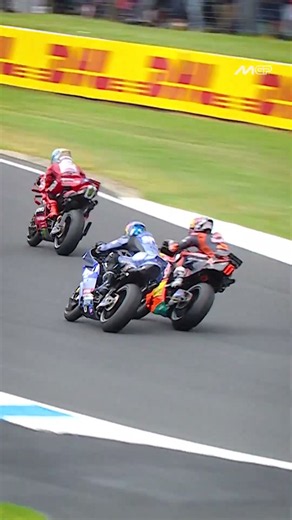 Things got tight between Pedro Acosta and Alex Marquez at Turn 10 😳