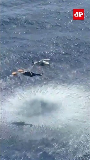 Helicóptero com 8 pessoas faz pouso forçado no mar em Cabo Frio #shorts