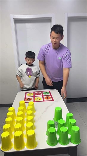 摔瓶子摞杯子挑战|Bottle-dropping and cup-stacking challenge#funny #亲子生活 #familygames #搞笑 #萌娃
