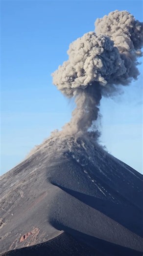 Hikers Zoom In on Massive Volcán de Fuego Eruption
