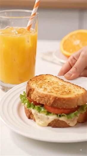 YOU HAVE TO TRY THIS EASY BREAKFAST SANDWICH! WITH A GLASS OF ORANGE JUICE. #breakfastideas