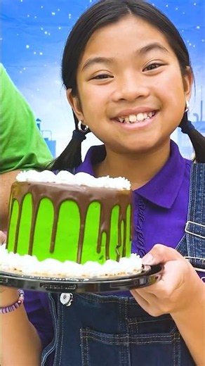 Alex Learns How to Make a Giant Cake 🍰😲