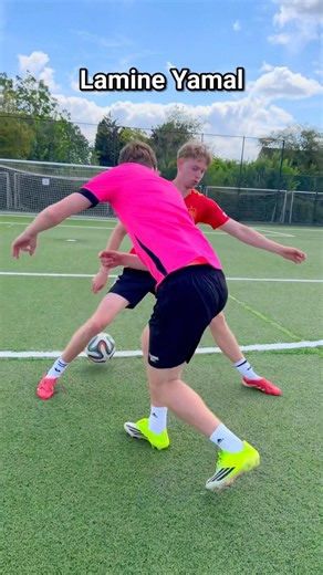 PRO FOOTBALLERS VIRAL FOOTBALL SKILLS!!
