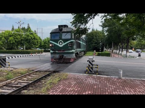 Close Encounter | Train Crosses Busy Intersection!