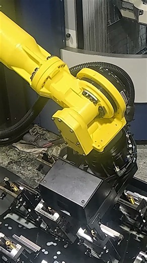 COOL Robot loading 5 axis GROB