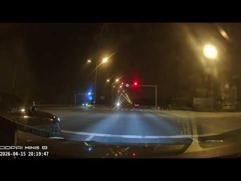Dashcam captures near collision at intersection in Zhejiang, China