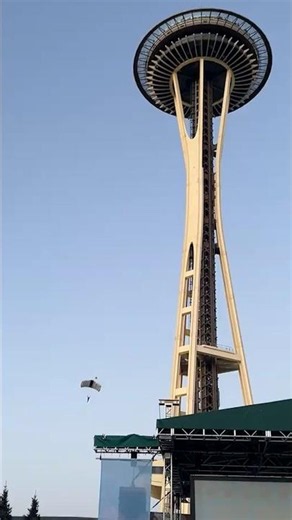 Police look for parachuters who jumped off Space Needle