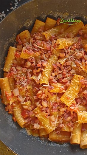 Adu Italia la tine acasa cu aceste Paste Amatriciana delicioase