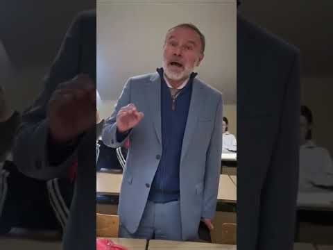 SNS Direktor Jovine gimnazije Radivoje Stojković ometa profesoricu Mariju Vasić dok drži časove
