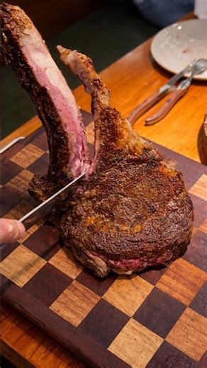 Perfectly Seared Tomahawk Steak with Juicy Medium-Rare Finish