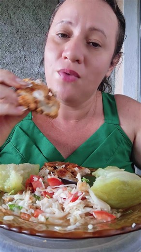 Frango com osso e acompanhamentos: receita simples e saborosa
