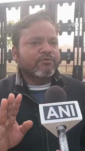 प्रेरणा स्थल से गमले उठा ले गए लोग [Flower pots stolen from road outside Lucknow’s Prerna Sthal]