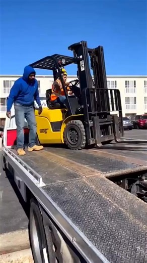🚨 SAFETY ALERT | Forklift Tip-Over Incident 🦺⚠️ A forklift was being unloaded from a flatbed truck using a ramp. Unfortunately, the ramp and ground surface were unstable and not properly aligned. While descending, the forklift lost balance, tipped sideways, and impacted the ground. ⚠️ Key Contributing Factors: • Uneven and unstable surface conditions • Improper ramp setup during unloading • Sudden steering or directional movement while descending 🧠 Professional Reminder: Forklift operations d