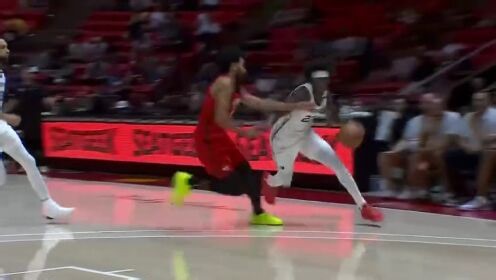 NBA全场集锦_NBA夏季联赛：老鹰96-82灰熊_NBA夏季联赛：老鹰96-82灰熊_完全无视防守！亨德里克斯顶着防守强突禁区反篮轻松命中