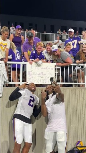 Taking Selfies with Aaron Jones & Isaiah Rodgers 📷