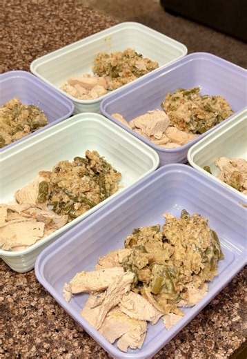 An easy 5 ingredient high protein meal prep made in the crock pot! 5-Ingredient Crockpot Chicken & Stuffing Makes 6 servings Ingredients * 2 lbs boneless, skinless chicken breasts * 1 (10.5 oz) can cream of chicken soup * 1 cup light sour cream * 1 (6 oz) box Stove Top Chicken Stuffing Mix * 1 (12 oz) bag frozen green beans * Garlic salt, to taste (optional) Instructions 1. Place the chicken breasts in the bottom of your crockpot and season with garlic salt, if using. 2. Mix the cream of chicken