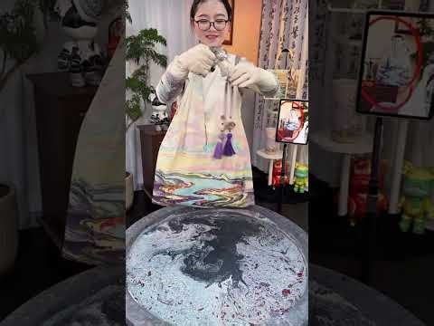 Use the color scheme mix with water to have the forest and the sky for made a beautiful bag