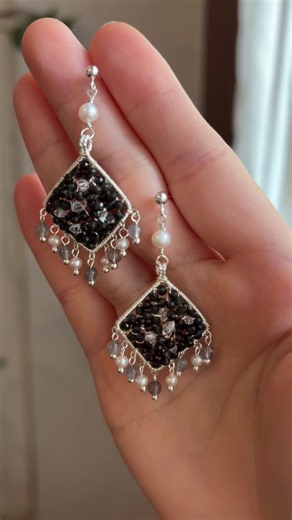 Veil of the moon earrings made of obsidian, labradorite and pearls 🖤✨#earrings #earringslovers #earringsoftheday #earringsaddict #handmadejewelry