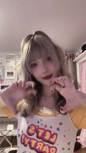 Toy Chica Cosplay: Embracing the FNAF Character