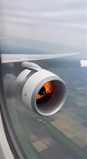 Passenger Records Engine Failure Mid-Flight Phoenix, Arizona — A passenger captures video from inside a commercial aircraft as one of the plane’s engines appears to malfunction during flight, drawing attention from nearby passengers as unusual sounds and vibrations become noticeable. The footage shows the affected engine behaving abnormally while the aircraft continues forward, with cabin movement and outside visuals suggesting the crew is actively managing the situation as the plane remains air