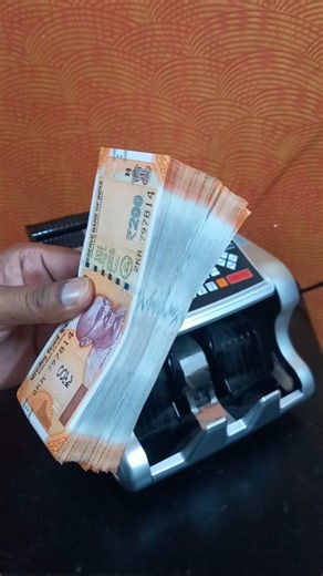 Counting Indian Currency ₹200 and ₹100 Notes Using Automatic Cash Counting Machine 💸🔢 #shorts #cash