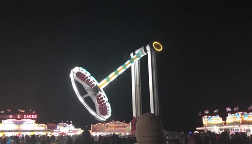 Carnival Ride Breaks Apart Mid-Spin After Mechanical Failure State Fairgrounds — A dramatic malfunction was caught on camera after a large carnival ride suffered a mechanical failure and began breaking apart while still spinning at full speed. The footage shows the illuminated ride rotating high above the midway when a sudden jolt sends sparks and debris flying from one end of the structure. Moments later, a section of the ride visibly separates, swinging unnaturally as the remaining arm continu