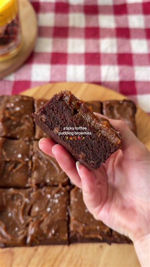 Guys if you bake anything this autumn, let it be these 🤤🤩!! Would you like the recipe? Comment YES or NO?✨ #stickytoffeepudding #toffee #fudgybrownies #brownies #fudgebrownies