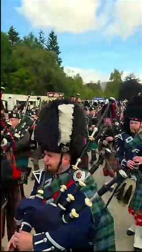 Electrifying bagpipe tune at Braemar Gathering. Who knows it? 💙🤍 #bagpipes #marching #parade