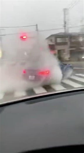 【ドラレコ】雨の日の運転注意！スポーツカーが交差点でコマのように回る衝撃映像
