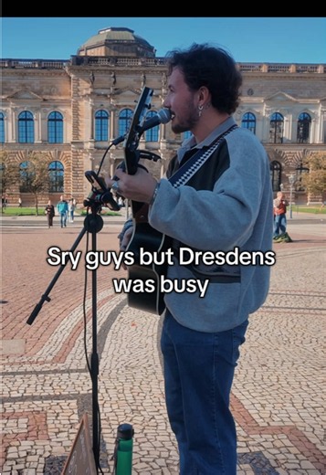 Street Busking in Dresden — Revolverheld “Halt dich an mir fest” Live