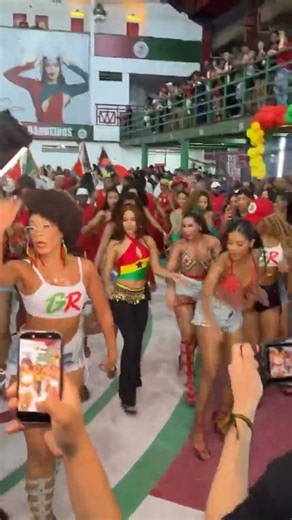 Anitta 👑🥰 Felizinha curtindo o reinado dela com as passistas da Grande Rio