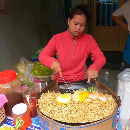 $1 Breakfast in Phnom Penh?! 🤯 Cheap Porridge, Fried Noodles & MORE! 🇰🇭🔥
