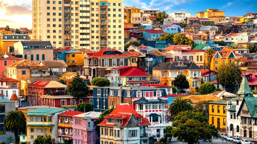 Las coloridas casas de Valparaíso subiendo por las calles de la ladera